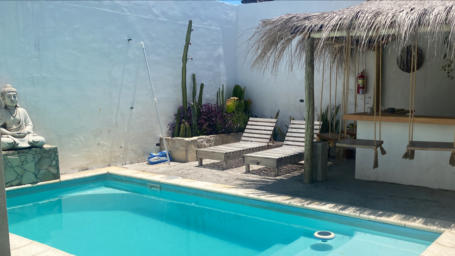 Bardot Hostel patio oasis y piscina en Paraná