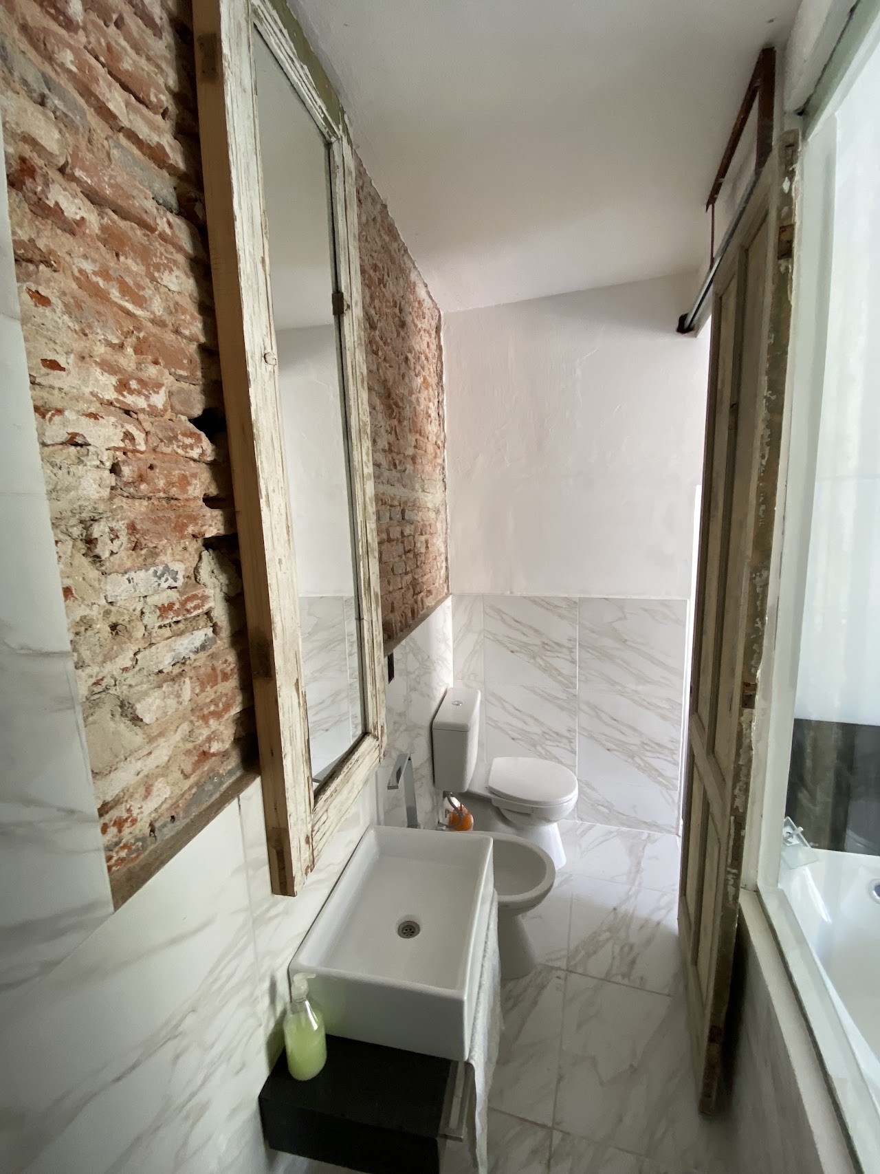 Habitación suite rústica con vigas a la vista en Bardot Hostel
